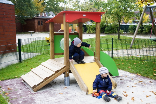 Der abgegrenzte U3
(0-3 Jahre) Außenspielbereich erfreut auch unsere
"Kleinsten".