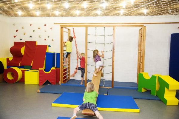 Unser Turnraum bietet den Kindern eine Vielfalt an Bewegungsmöglichkeiten mit unterschiedlichen Materialien an.