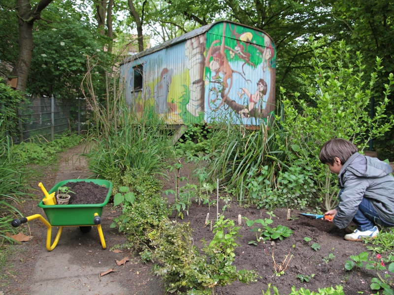 Kinder helfen bei der Gartenarbeit