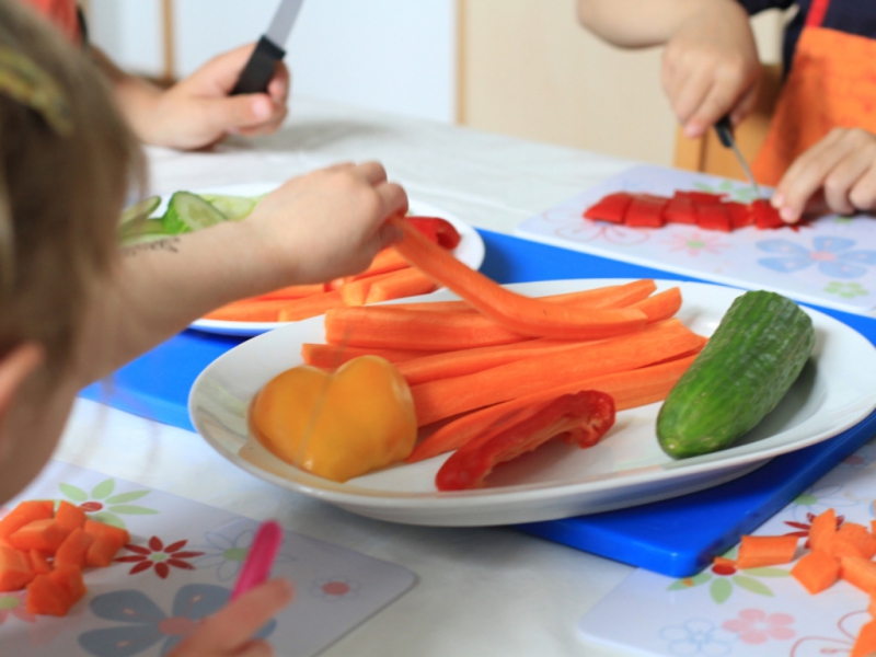 Durch unser zusätzliches Lebensmittelangebot in Form von Obst und Gemüse der Saison lernen die Kinder die Vielfalt in Art und Geschmack kennen. 