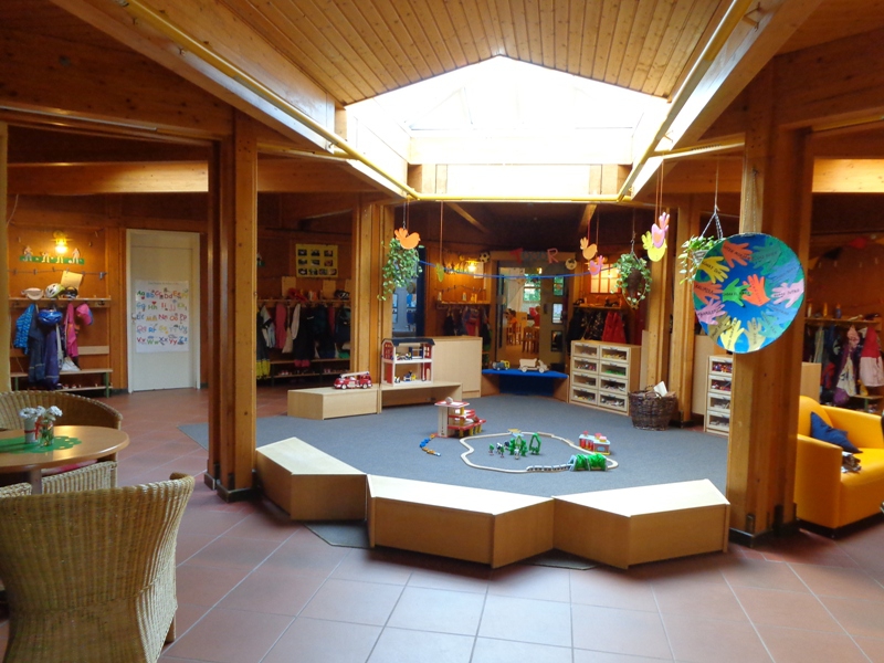 Eingangsbereich mit großem Bauteppich und einer Elternecke