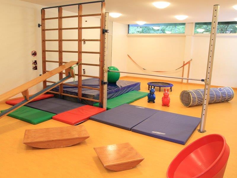 Die Turnhalle bietet vielfältige Bewegungsmöglichkeiten an: von begleiteten Bewegungsbaustellen bis zur freien Nutzung steht sie den Kindern bereit.