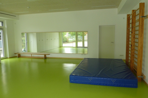 Blick in unseren neuen Mehrzweckraum mit Spiegelwand