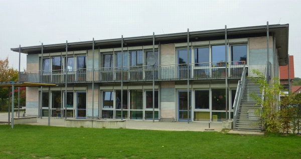 Südansicht des Janusz-Korczak-Hauses, Blick vom Außengelände