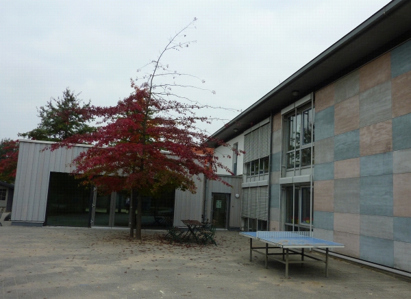 Blick auf den Anbau; unser neuer Mehrzweckraum
