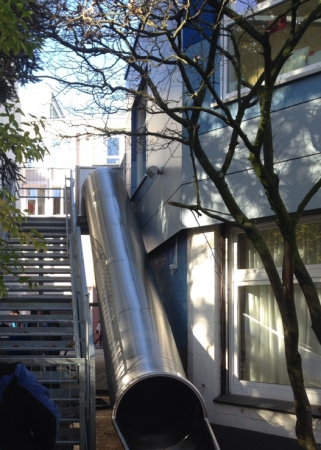 Unsere Rutsche von der Dachterrasse in den Kitagarten
