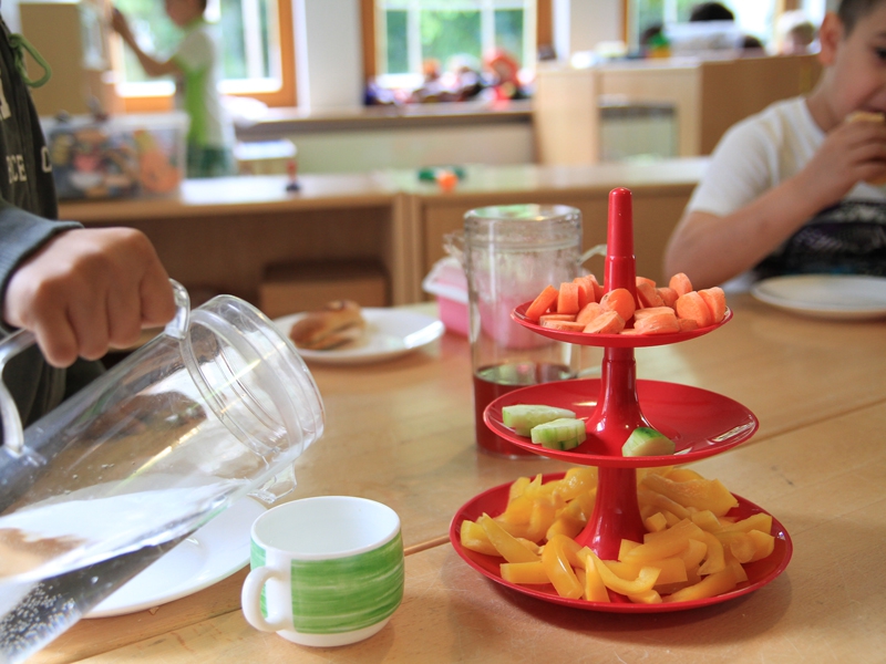 Zum Einstieg in den KiTa-Tag kann sich jedes Kind an einem bunten, gesunden Angebot am jeweiligen Frühstückstisch stärken.