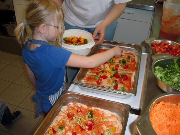Kinder haben die Möglichkeit sich, mit Hilfe unser Köchin, an der Zubereitung der Mittagsmahlzeiten zu beteiligen.