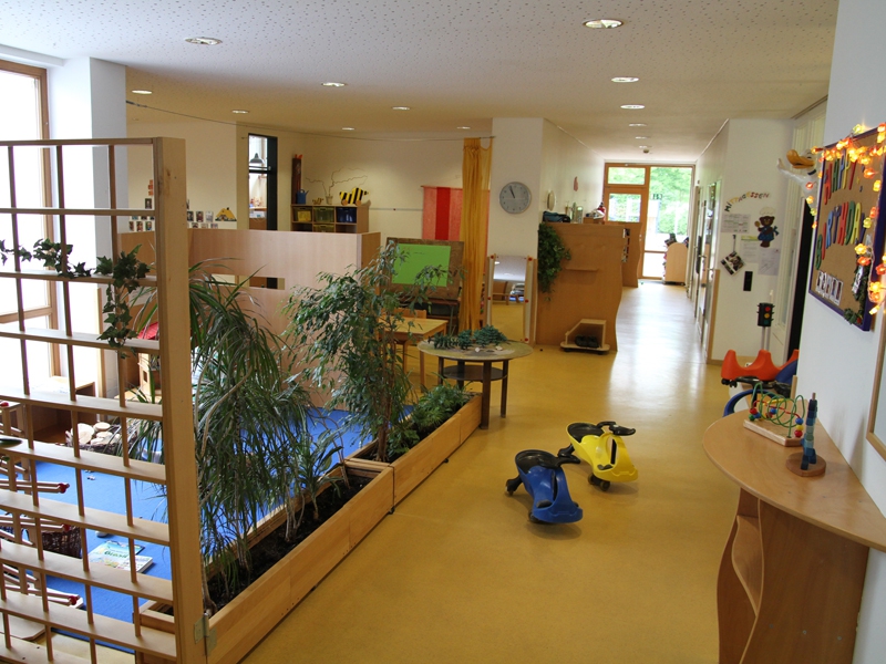 Der Eingangsbereich/Flur lädt die Kinder mit verschiedenen Funktionsecken zum Spielen ein.