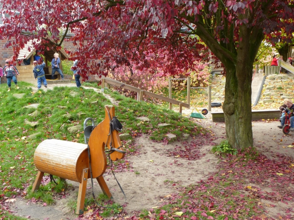 Unser Holzpferd lädt ein zum Voltigieren und Reiten.