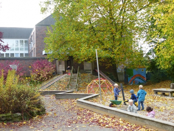 Unser weitläufiger Spielplatz bietet Möglichkeiten zum Matschen, Klettern und Verstecken.