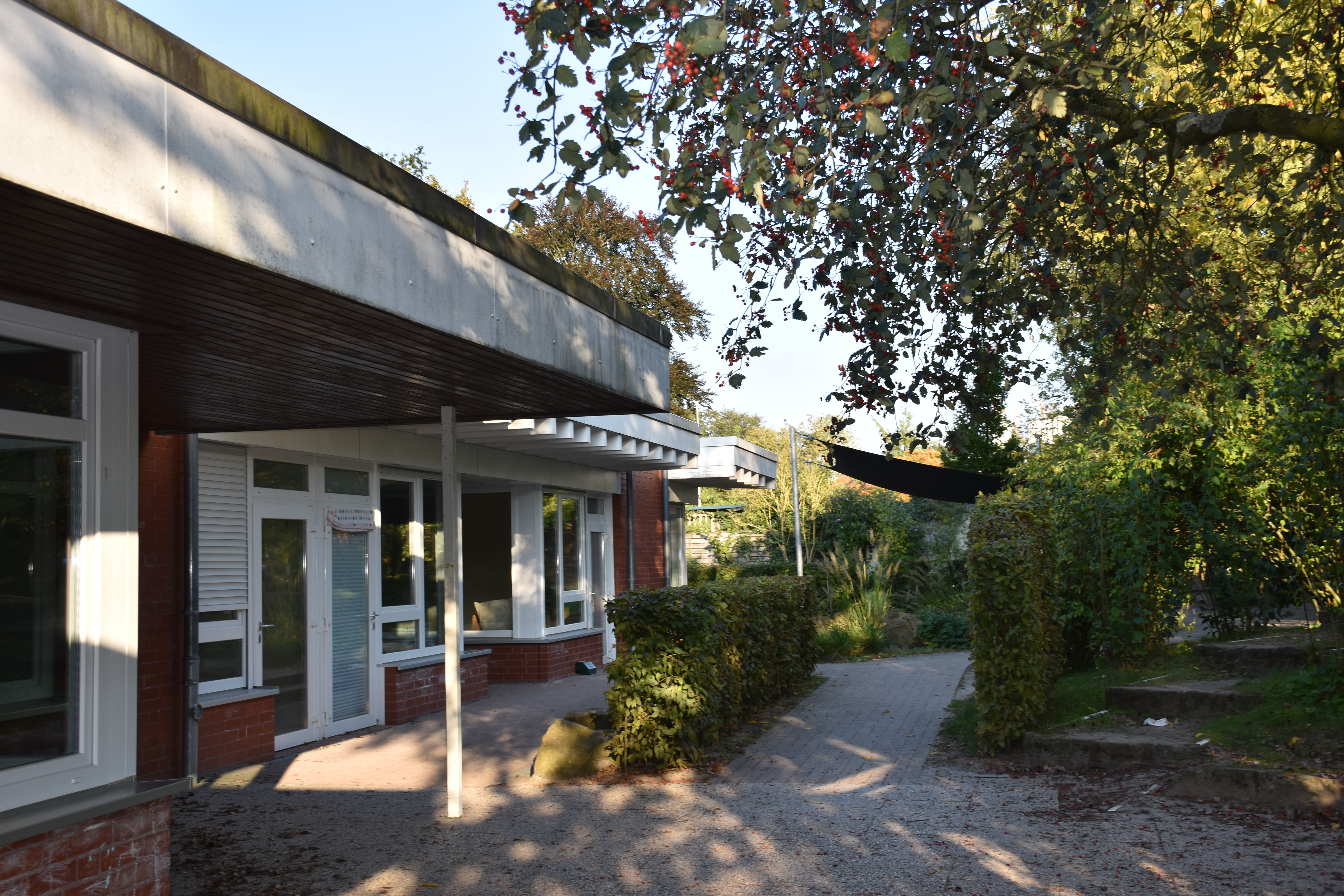 Unser Spielplatz mit Laufwegen zu den Spielgeräten