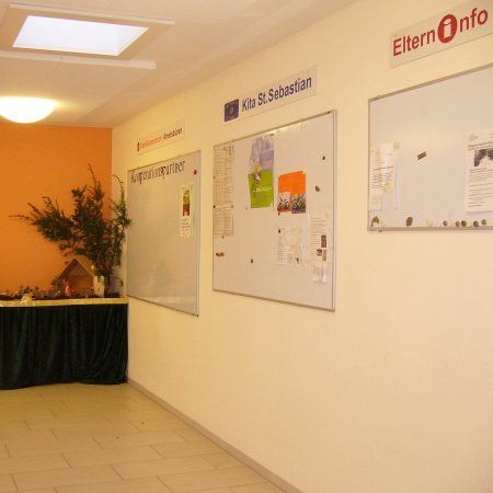 Der Eingangsbereich mit Info-Wänden der Kita und des Familienzentrums.