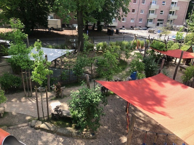 Blick von oben auf den Garten