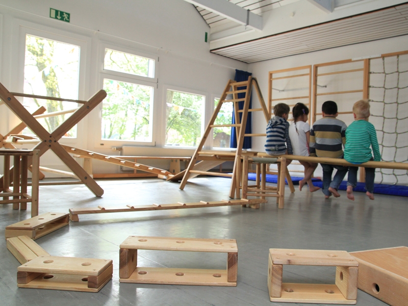 Über viele abenteuerliche Hindernisse aus Holz, die von den Kindern mit den Hengstenberg Materialien gebaut werden, suchen sie sich einen eigenen Weg, um ihre Bewegungsfähigkeit zu entdecken.