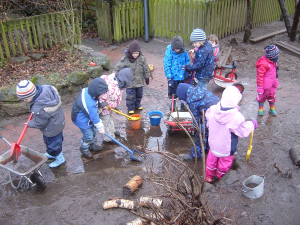Matschen im Garten