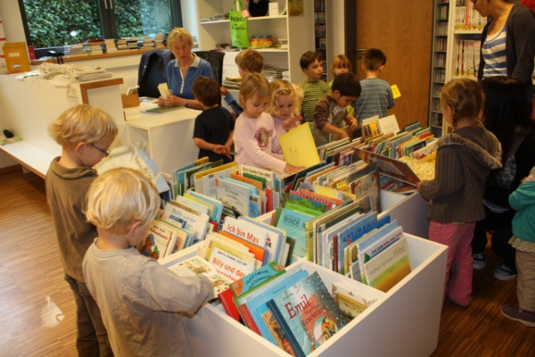 Einmal in der Woche gehen wir in die Epiphanias Bücherei