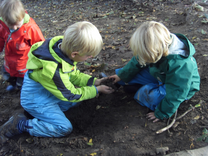 Experimentieren mit Erde, Laub, Sand, Stöckchen und Regenwasser