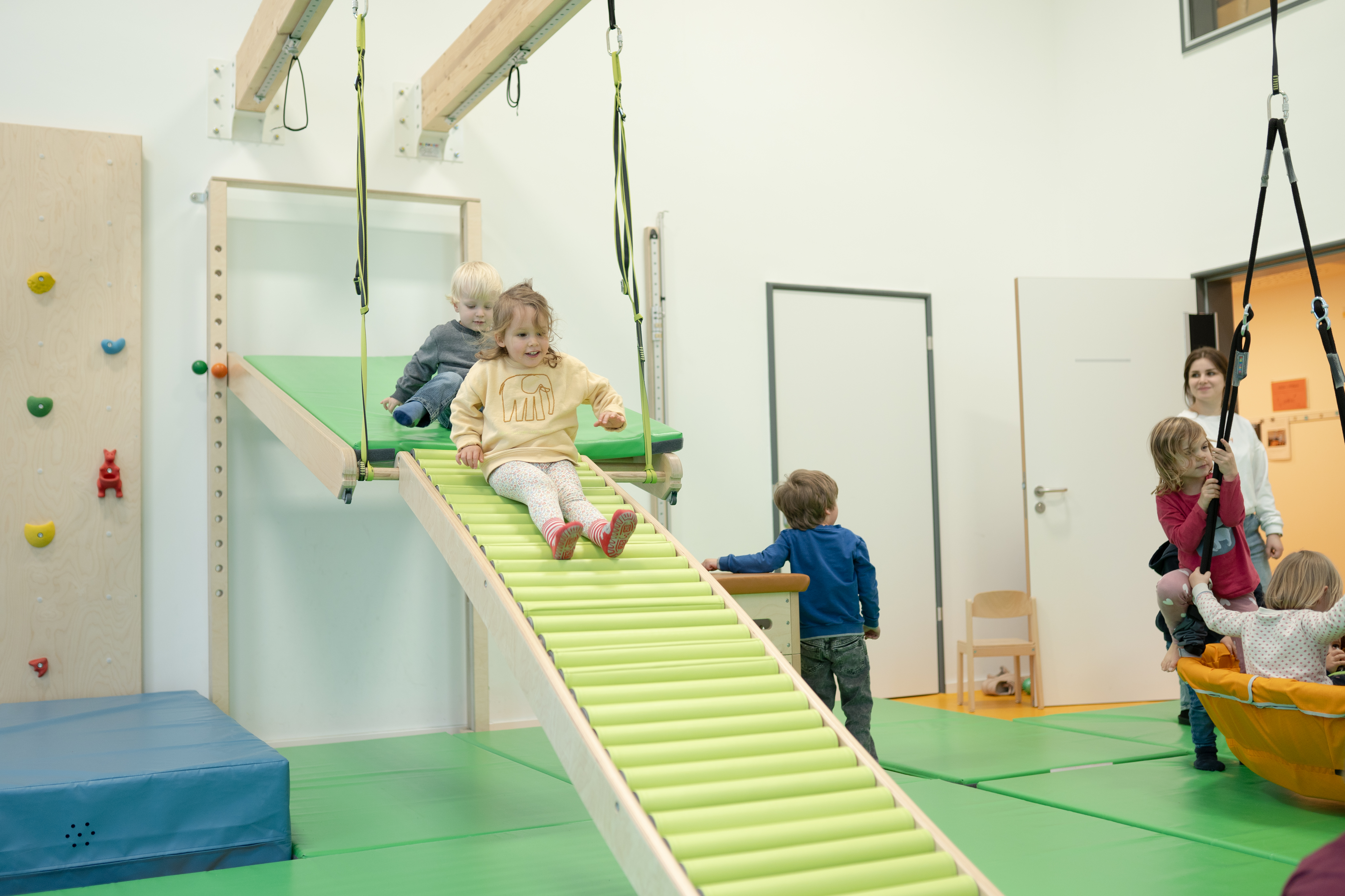 Die Turnhalle bietet viele Möglichkeiten zur Bewegung