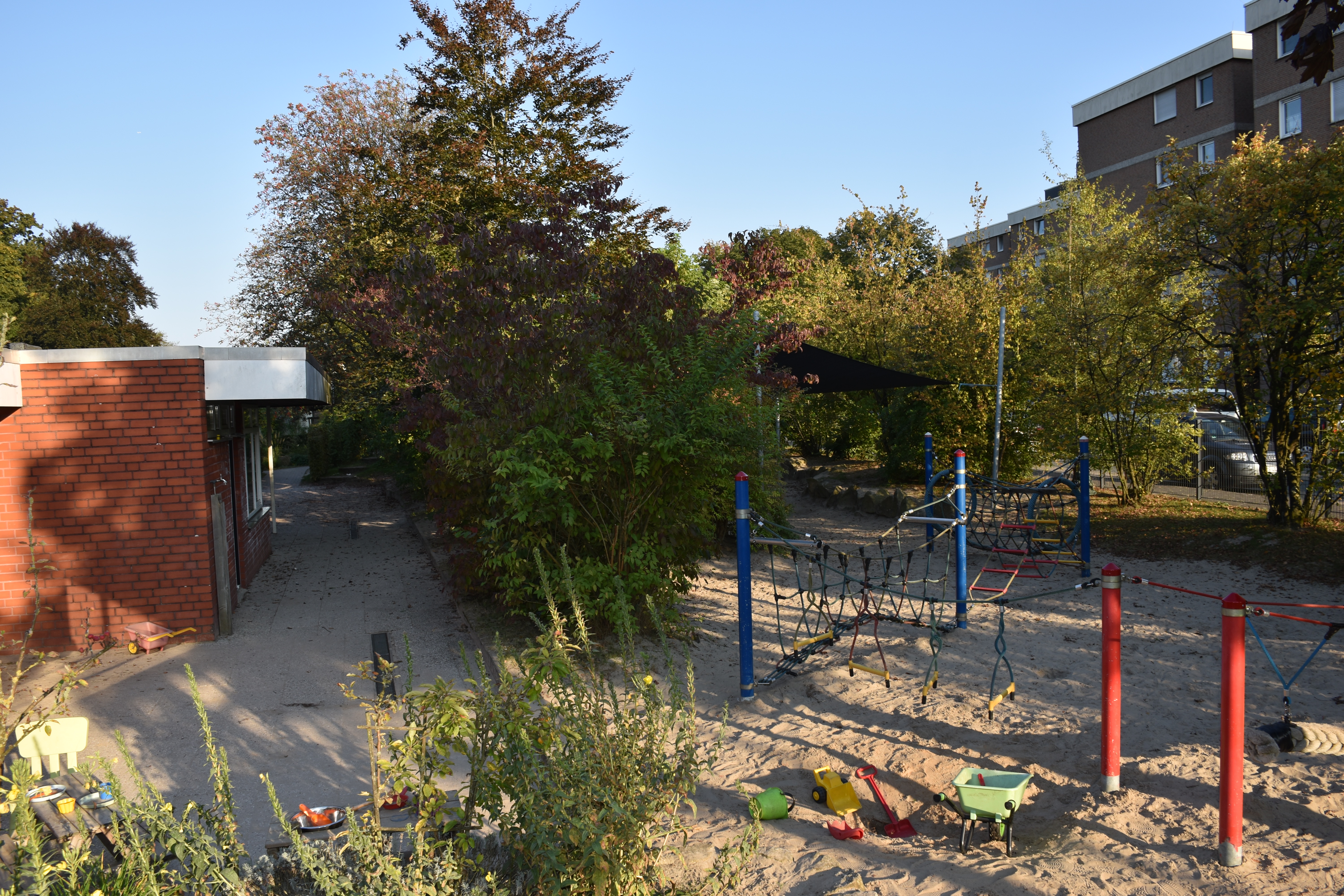 Niedrigseilgarten mit Laufwegen und Sandfläche im Außengelände der Ev. Markus-Kita
