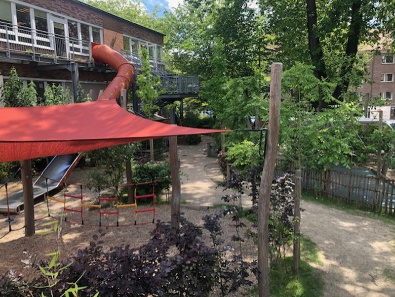 Unsere Tunnelrutsche aus der ersten Etage zum Garten
