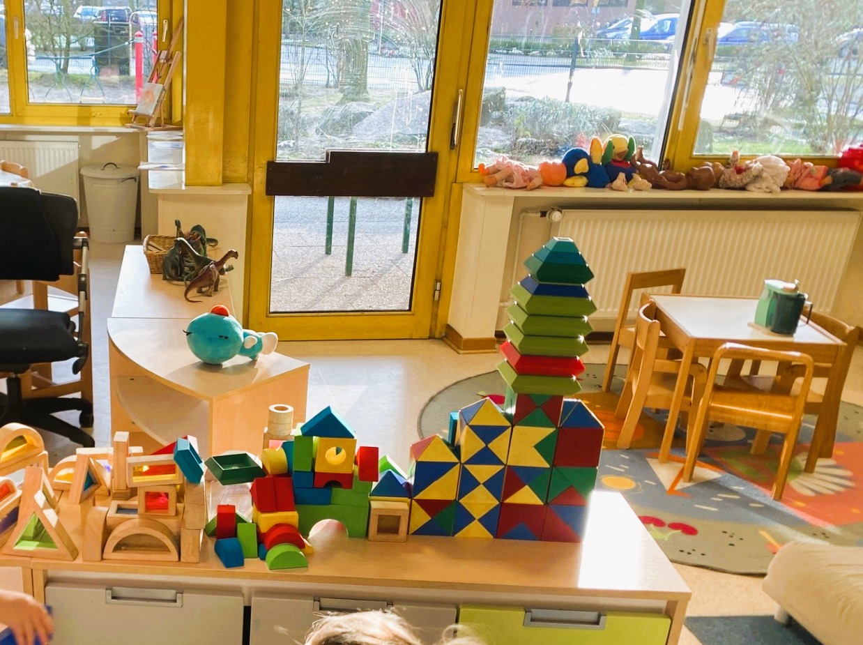 Von Kindern gestaltete Bauwerke im Gruppenraum der Ev. Markus-Kita