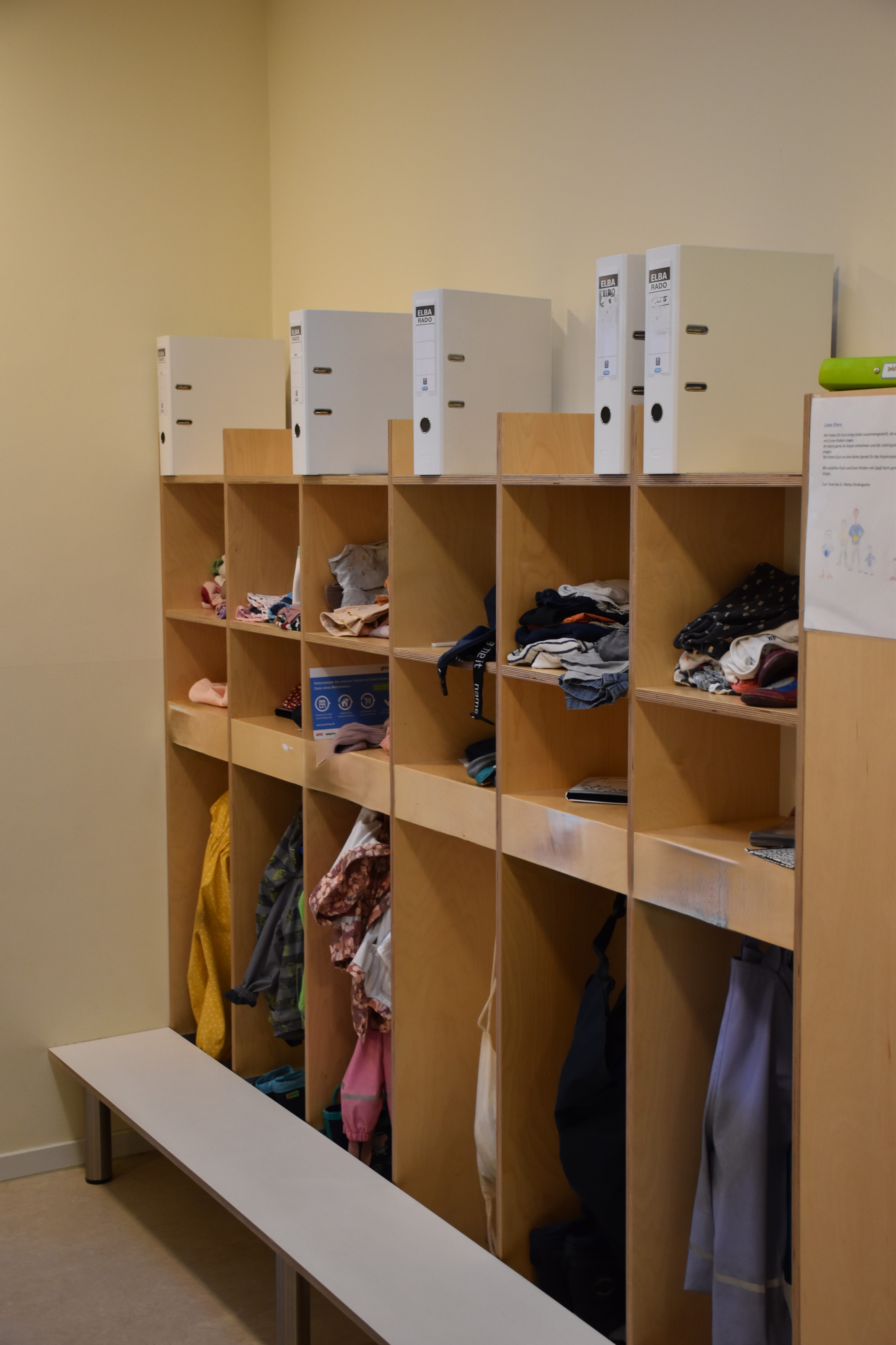 Garderobe - Bereich. Jedes Kind hat seinen Bereich um seine Jacken, Schuhe, Regenkleidung und persönliche Dinge aufzuhängen.
