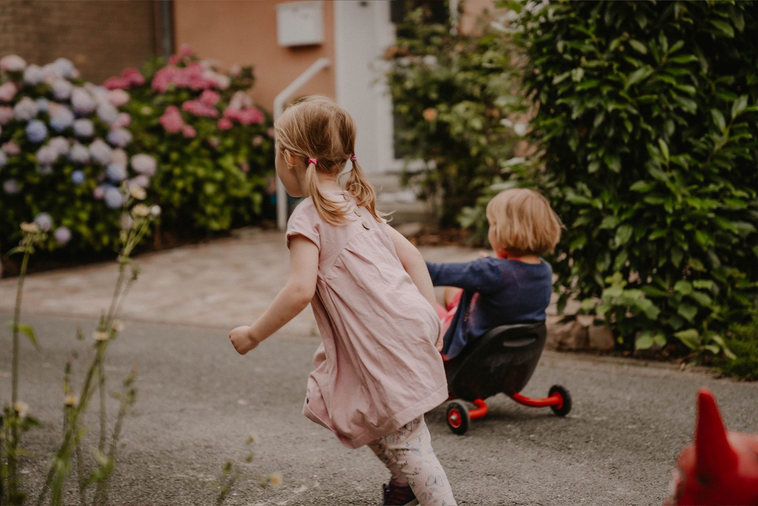 Naturerfahrungen sind ein wichtiger Bestandteil der kindlichen Entwicklung. Wir gehen mindesten einmal in der Woche mit allen Kindern raus aus der Kita in die Natur.