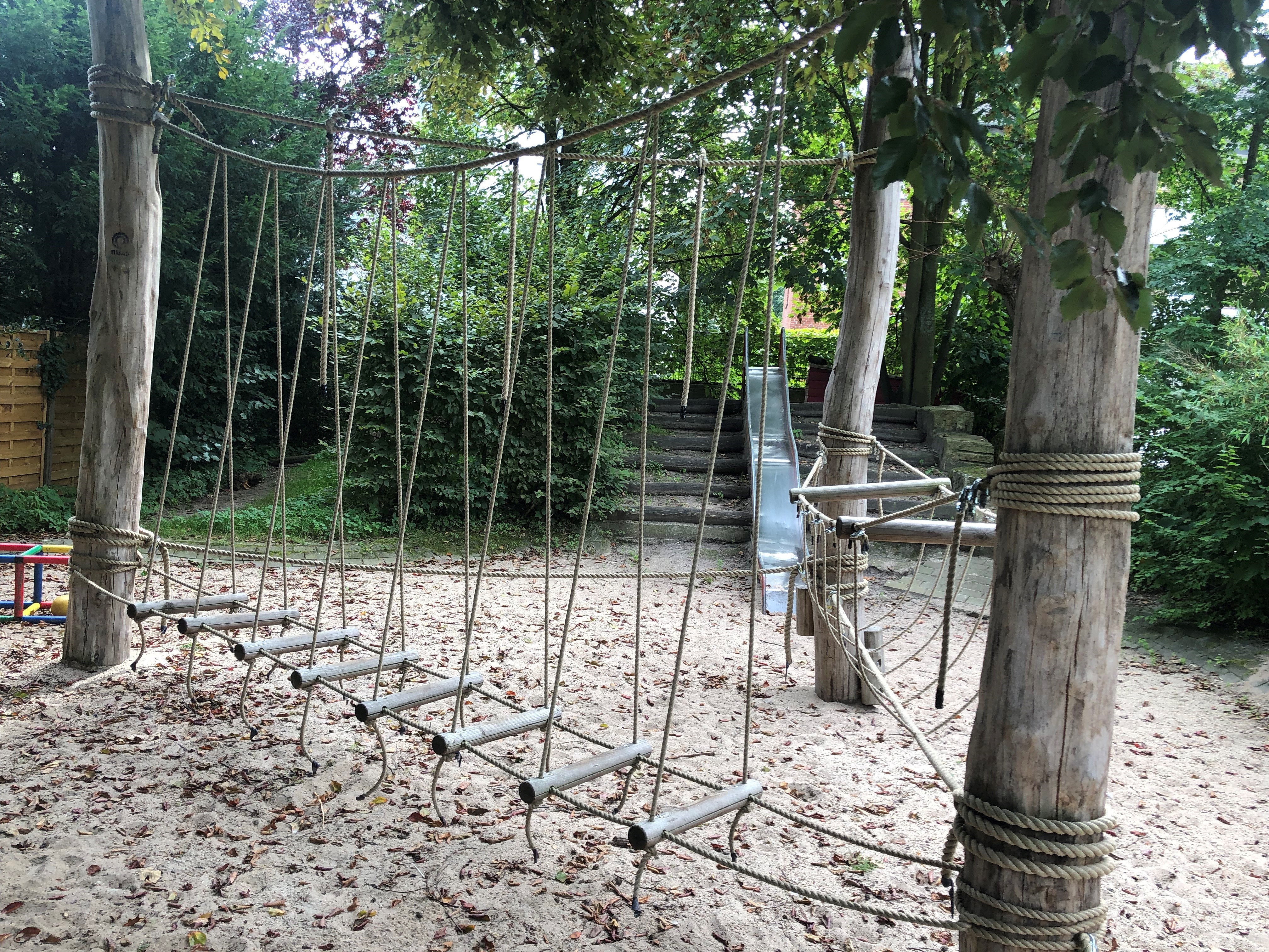 Klettern und Hangeln auf dem Niedrigseilgarten